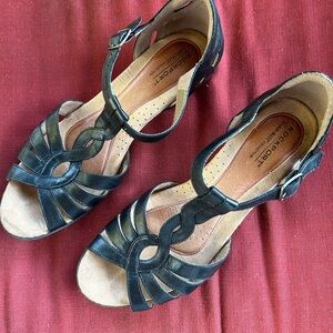 Ladies size 9 Rockport Cobb Hill Curvy Strap Black Sandal. Barely worn